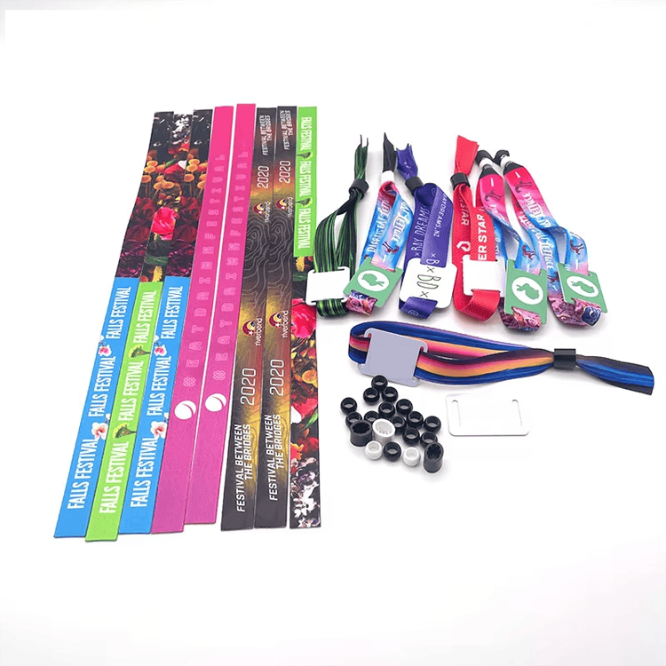 Pulseiras RFID em tecido personalizadas para eventos fitness, com foco na pulseira resistente à água.