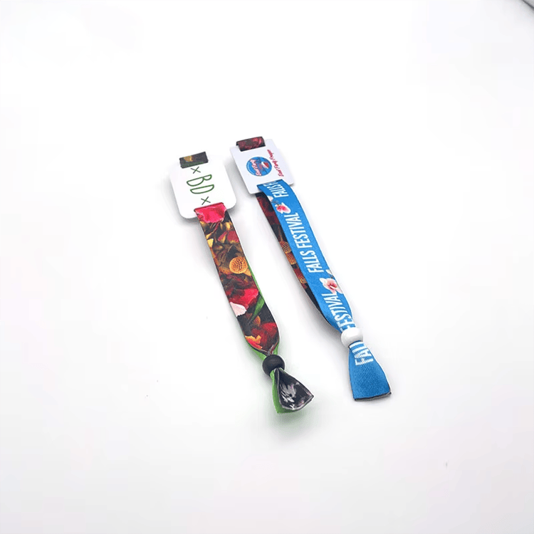 Imagem nítida de Pulseiras RFID NFC em Tecido para Festivais Cashless destacando detalhes do chip para aplicações de Pulseiras RFID de tecido.