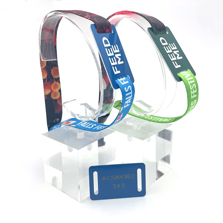 Foto de Pulseiras RFID NFC em Tecido para Festivais Cashless mostrando leitura sem contato na categoria Pulseiras RFID de tecido.