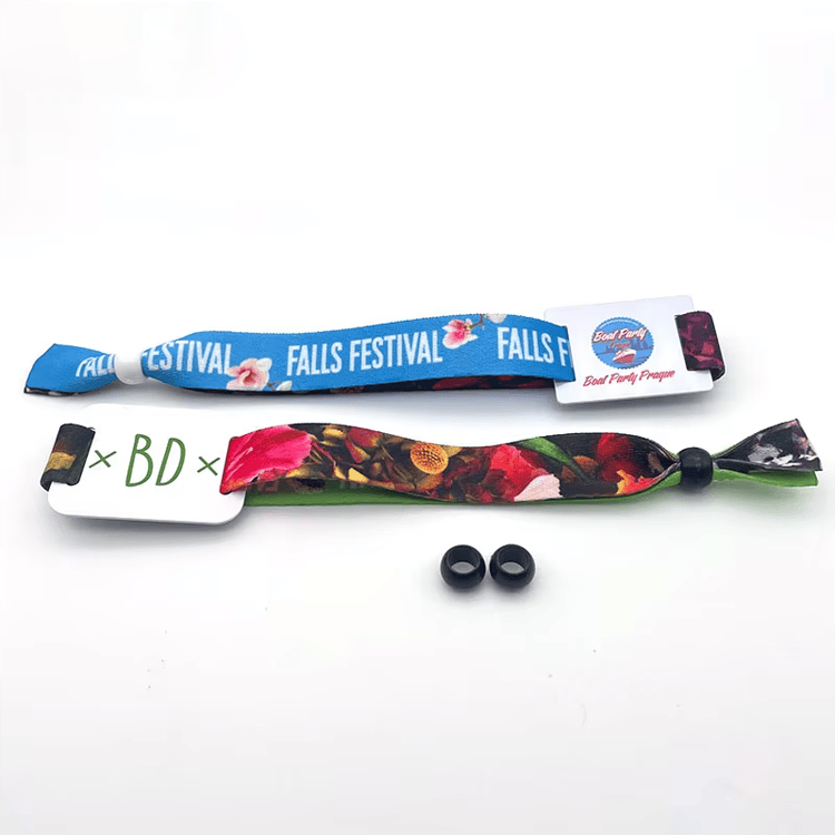 Esta imagem destaca controle de ingressos para festivais em Pulseiras RFID NFC em Tecido para Festivais Cashless para aplicações de Pulseiras RFID de tecido.