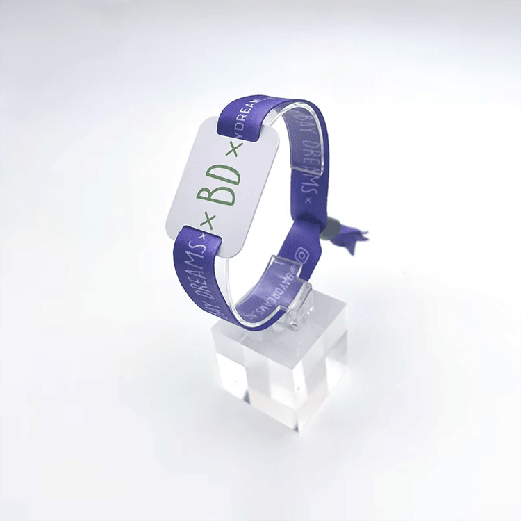 Foto de Pulseiras RFID de Tecido para Presença Escolar mostrando detalhes do chip na categoria Pulseiras RFID de tecido.