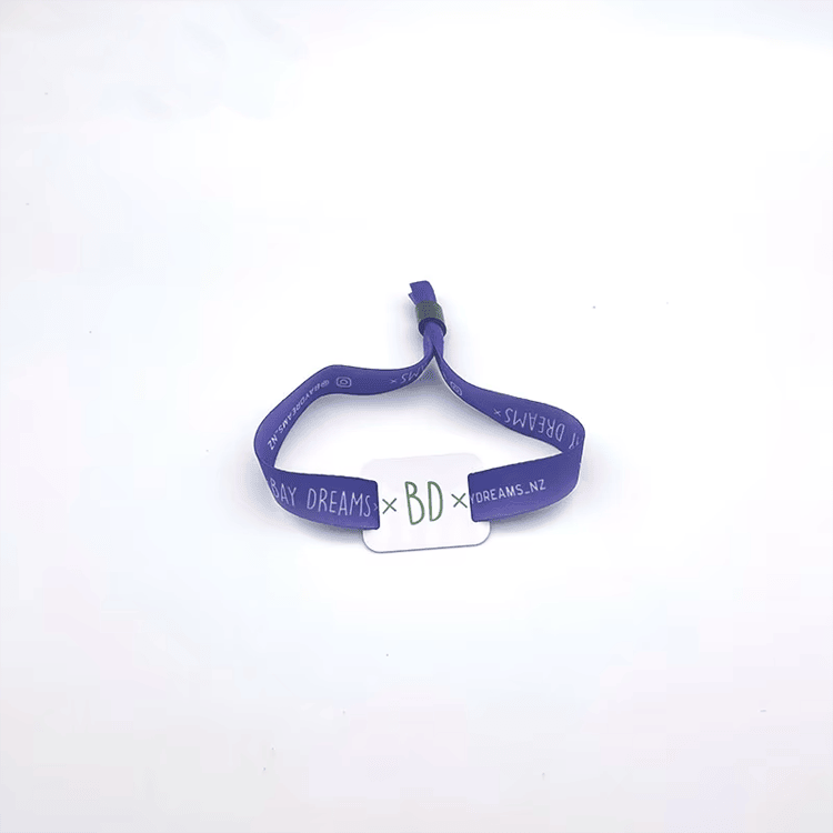Imagem de Pulseiras RFID de Tecido para Presença Escolar com logotipo impresso para compradores que comparam soluções de Pulseiras RFID de tecido.