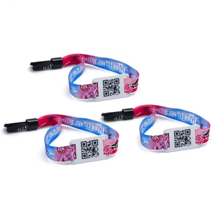 Conjunto de pulseiras coloridas RFID para cuidados de saúde; oferecendo uma alternativa confortável e confiável às pulseiras rígidas de plástico para residentes de casas de repouso.