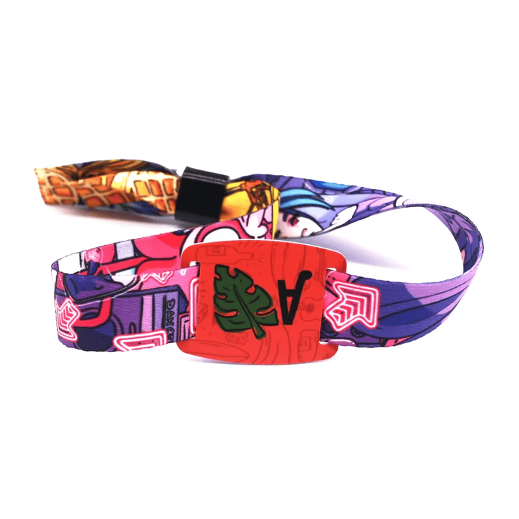 Pulseiras RFID reutilizáveis personalizadas com marca e impressão por sublimação em alta definição; mostrando logotipos vibrantes para resorts e programas de associação de academias.