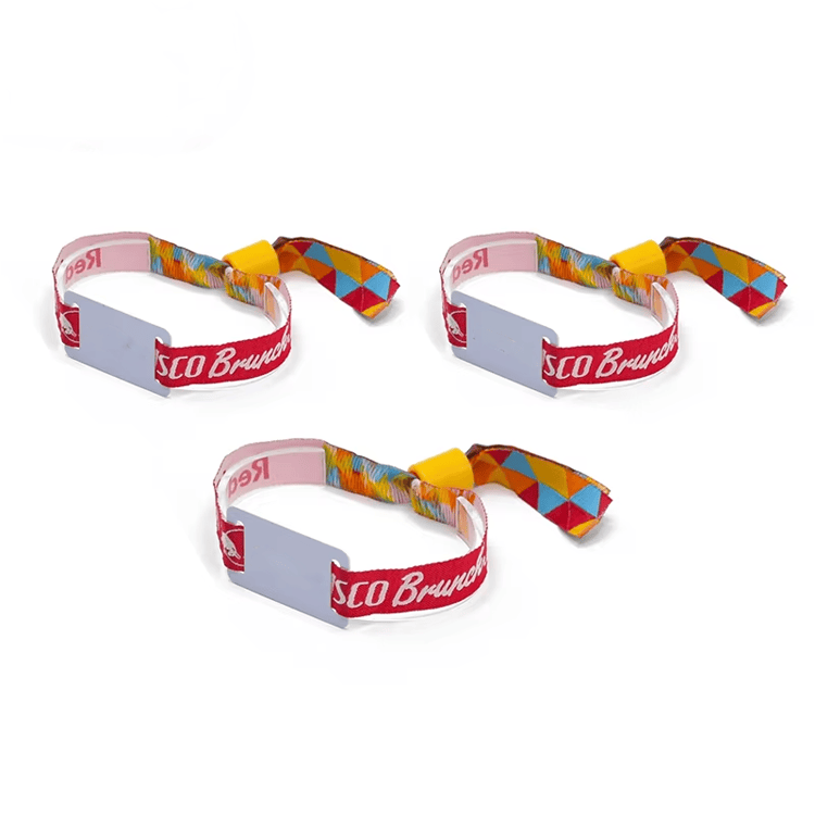 Imagem de Pulseiras RFID de Tecido para Pagamentos Cashless com foco em detalhes do chip para projetos de Pulseiras RFID de tecido.