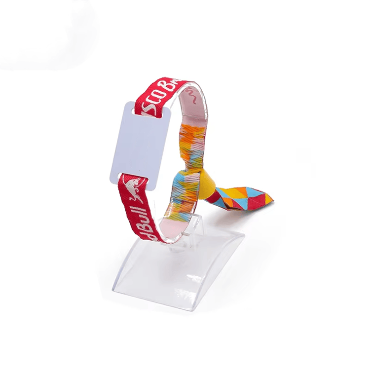 Esta imagem destaca leitura sem contato em Pulseiras RFID de Tecido para Pagamentos Cashless para aplicações de Pulseiras RFID de tecido.