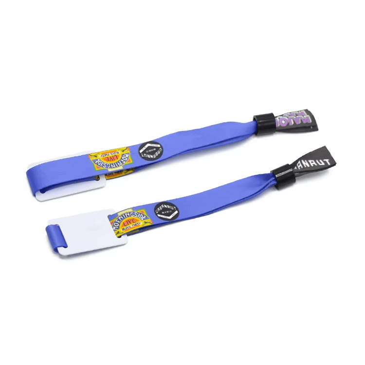 Pulseira RFID em tecido confortável para uso prolongado em conferências e eventos de tecnologia.