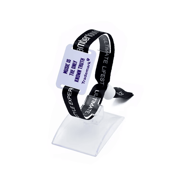 Imagem de Pulseiras RFID em Tecido para Segurança em Parques Familiares com detalhes do chip para compradores que comparam soluções de Pulseiras RFID de tecido.
