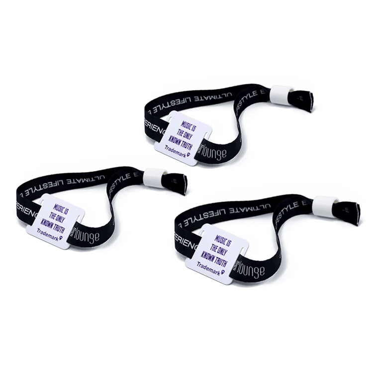 Esta imagem destaca logotipo impresso em Pulseiras RFID em Tecido para Segurança em Parques Familiares para aplicações de Pulseiras RFID de tecido.