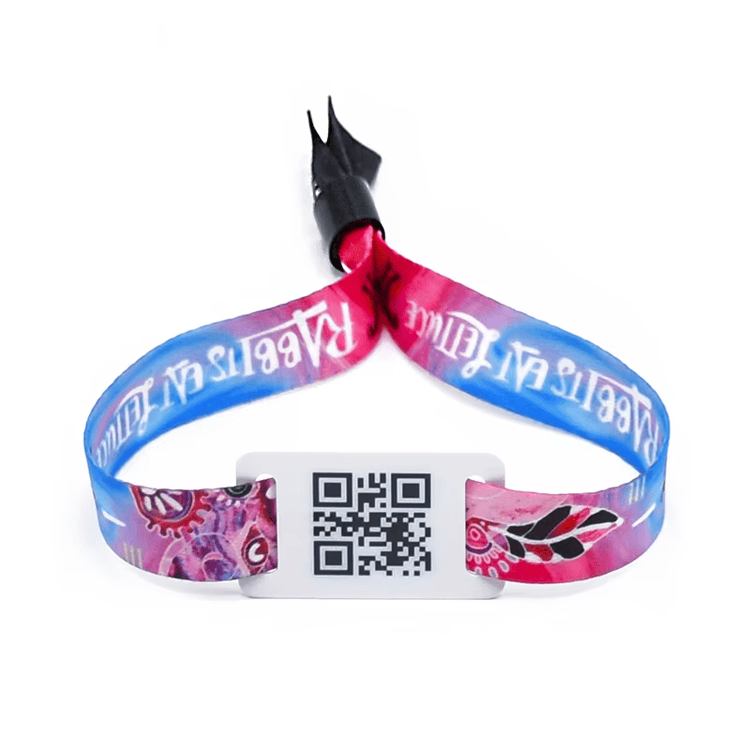 Foto de pulseiras RFID infantis de tecido mostrando uma aplicação de controle de acesso em eventos.