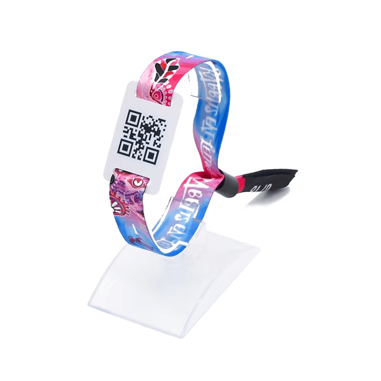Esta imagem destaca controle de ingressos para festivais em Pulseiras RFID Infantis de Tecido para Eventos para aplicações de Pulseiras RFID de tecido.