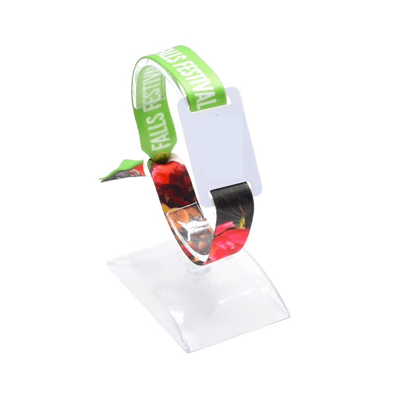 Foto de Pulseiras RFID em Tecido para Resorts de Luxo mostrando uso confortável na categoria Pulseiras RFID de tecido.