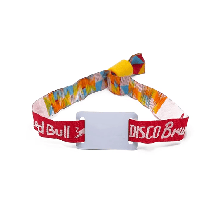 Impressão de dados variáveis em pulseiras RFID, incluindo números exclusivos gravados a laser e códigos QR de alta resolução para identificação individual.
