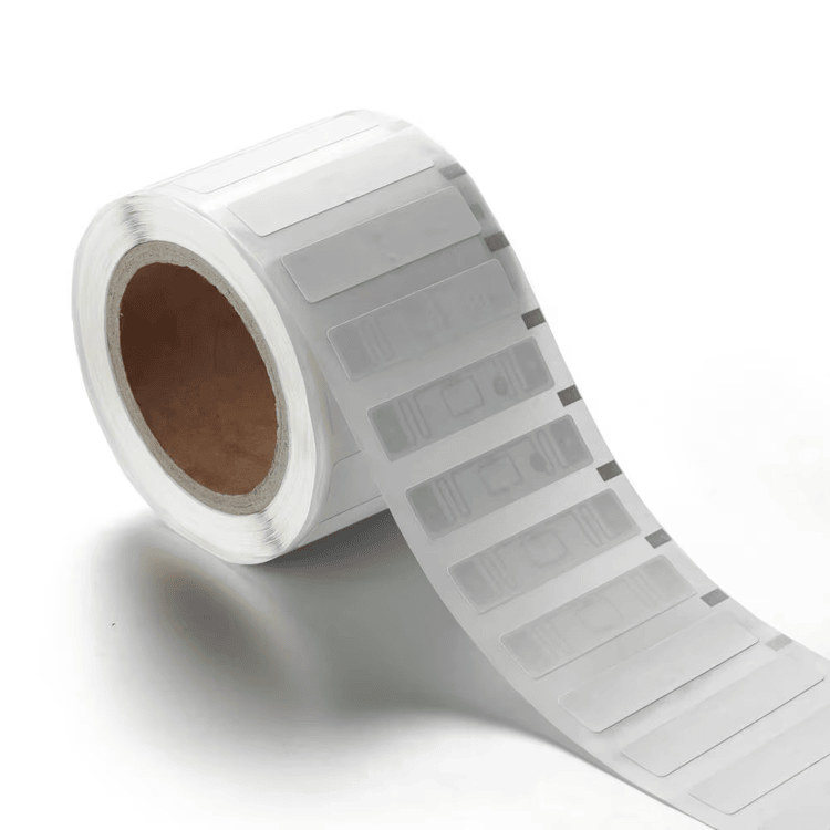 Rolo em branco de inlays para ingressos RFID, com posições da antena e do chip prontas para laminação e impressão personalizada.