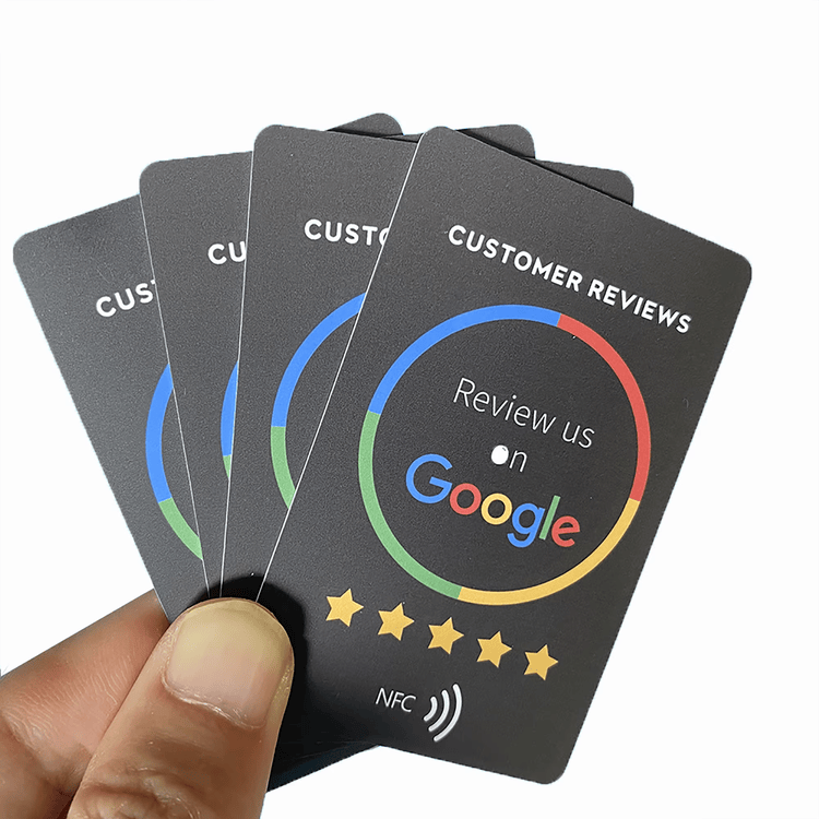 Esta imagem destaca detalhes do chip em Cartões NFC para Avaliações no Google em Atacado para aplicações de Cartões de avaliação do Google.