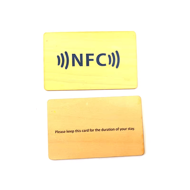 Imagem nítida de Cartões RFID de Bambu para Acesso e Marca Eco destacando detalhes do chip para aplicações de Cartões de madeira.