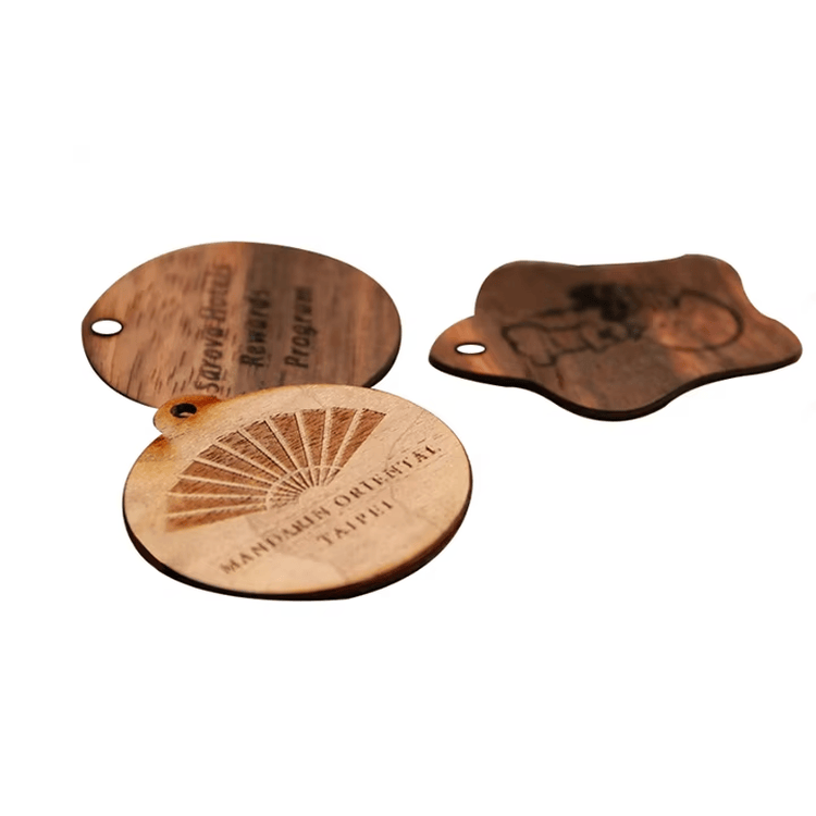 Imagem de Cartões RFID em Madeira de Cerejeira com ICODE SLI-X com detalhes do chip para compradores que comparam soluções de Cartões de madeira.