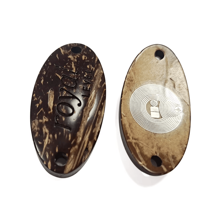 Imagem nítida de Pulseiras RFID de Casca de Coco para Resorts destacando detalhes do chip para aplicações de Cartões de madeira.