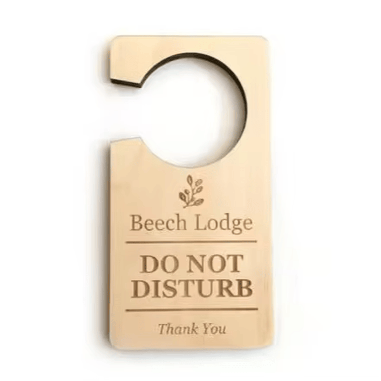 Foto de Cabides de Porta em Madeira Personalizados mostrando instalação em entrada de porta na categoria Cartões de madeira.