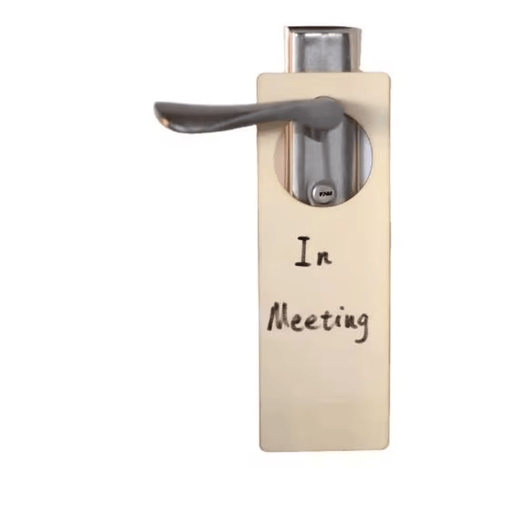 Esta imagem destaca carcaça à prova d’água em Cabides de Porta em Madeira Personalizados para aplicações de Cartões de madeira.