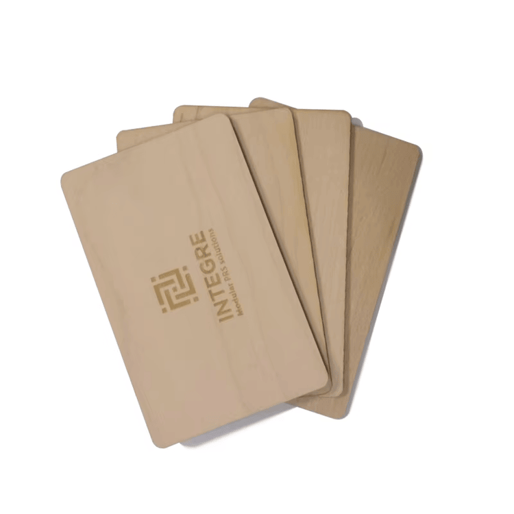 Imagem de Cartões-presente RFID em madeira com gravação laser com leitura sem contato para compradores que comparam soluções de Cartões de madeira.