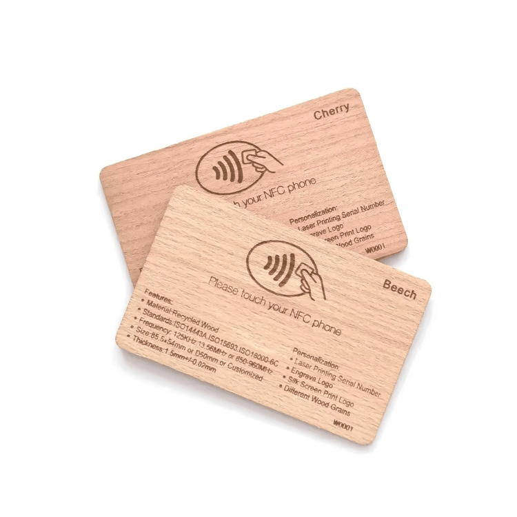 Imagem nítida de Cartões-presente RFID em madeira com gravação laser destacando acabamento do material para aplicações de Cartões de madeira.