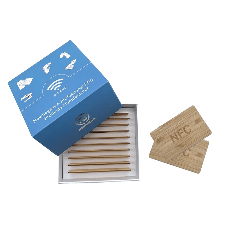 Esta imagem destaca detalhes do chip em Cartões-presente RFID em ácer para marcas sustentáveis para aplicações de Cartões de madeira.