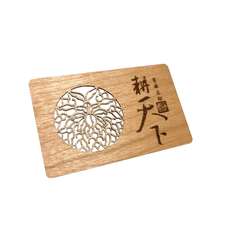 Esta imagem destaca detalhes do chip em Cartões NFC de Madeira para Eventos Corporativos para aplicações de Cartões de madeira.