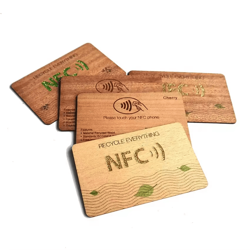 Foto de cartões NFC de madeira personalizados para eventos corporativos, mostrando aplicação em controle de acesso na categoria Cartões de madeira.