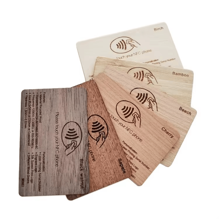 Esta imagem destaca pulseira à prova d’água em Cartões NFC de Madeira para Eventos Corporativos para aplicações de Cartões de madeira.