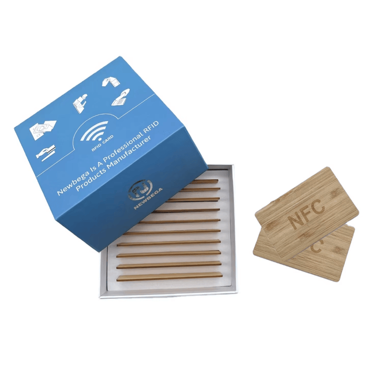 Imagem nítida de Cartões-presente NFC de Madeira NTAG216 para Fidelização destacando detalhes do chip para aplicações de Cartões de madeira.