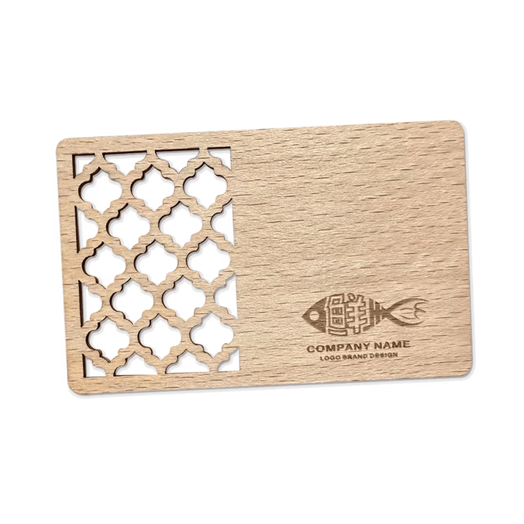 Imagem de Cartões NFC em Carvalho para Presentes Premium com detalhes do chip para compradores que comparam soluções de Cartões de madeira.