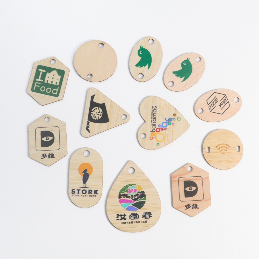 Cartões de madeira personalizados apresentados em leitura sem contato para aplicações de marca e eventos premium.