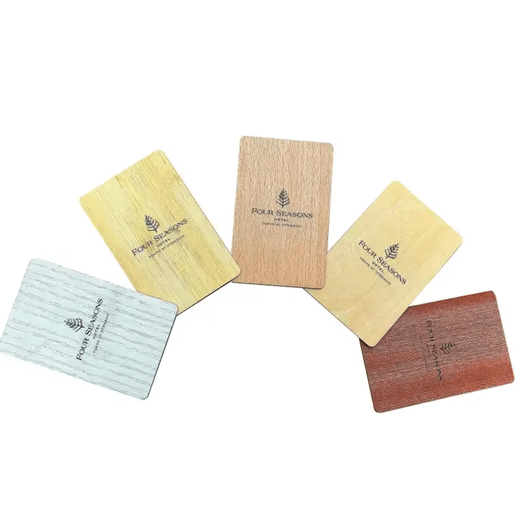 Imagem de Cartões RFID de Madeira para Eventos com NFC com foco em uso confortável para projetos de Cartões de madeira.