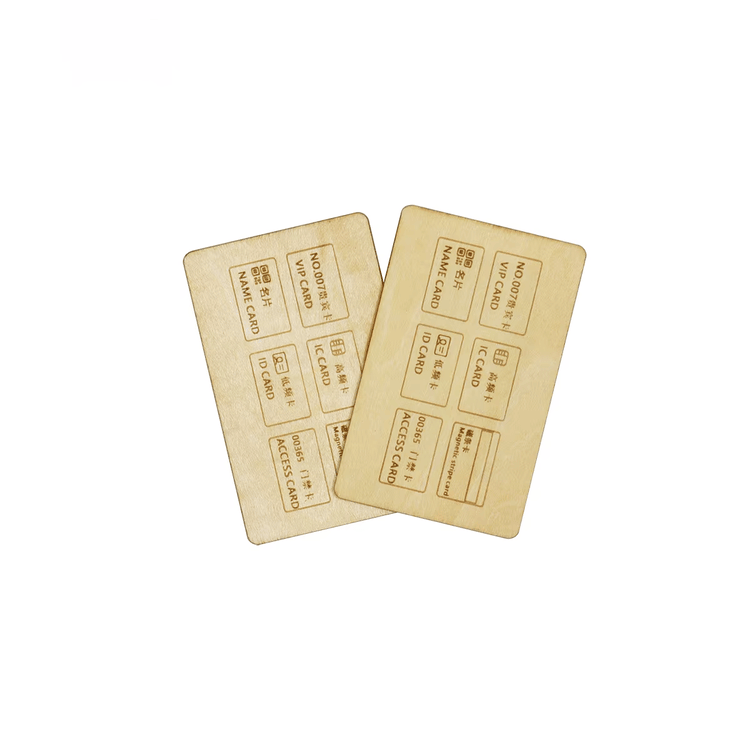 Imagem nítida de Cartões RFID de Madeira para Programas Sustentáveis destacando logotipo impresso para aplicações de Cartões de madeira.