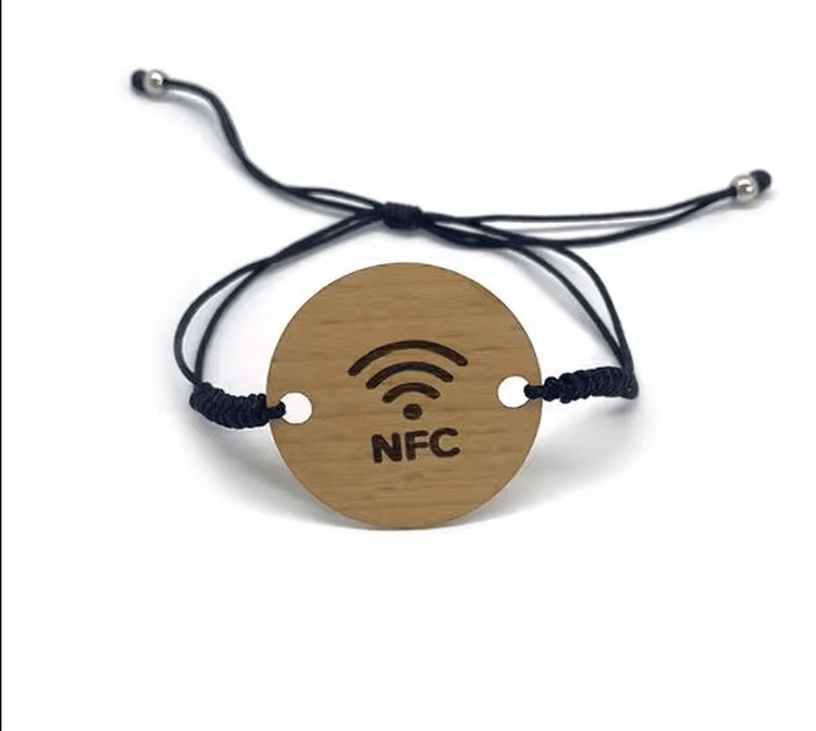 Imagem de Pulseiras RFID de Madeira para Hotéis e Eventos com detalhes do chip para compradores que comparam soluções de Cartões de madeira.
