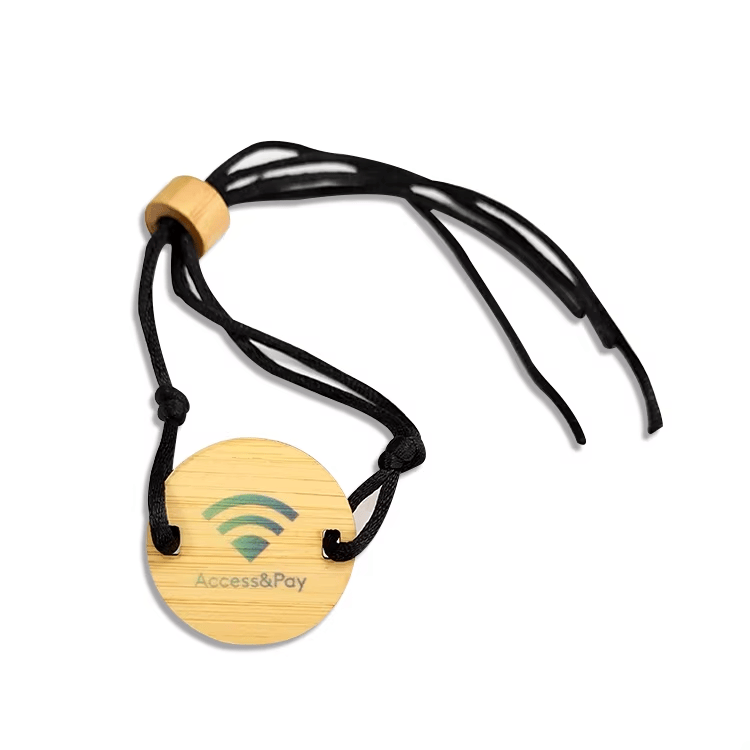 Foto das pulseiras RFID de madeira personalizadas para hotéis e eventos com foco no check-in de hóspedes na categoria Cartões de Madeira.