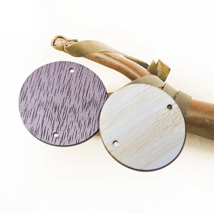 Pulseiras RFID de madeira personalizadas para hotéis e eventos apresentadas em uma perspectiva de pulseira resistente para aplicações de Cartões de madeira.
