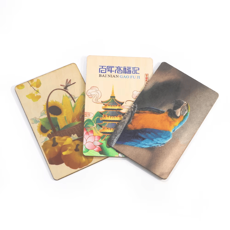 Imagem de Cartões-presente RFID em sapele personalizados com foco em cenário de aplicação para projetos de Cartões de madeira.