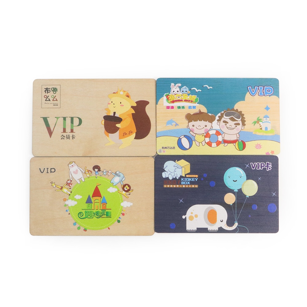 Cartões-presente RFID personalizados em madeira sapele apresentados em leitura sem contato para compradores que comparam soluções de Cartões de Madeira.