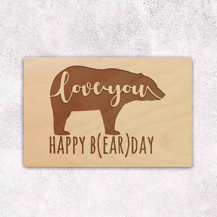 Esta imagem destaca detalhes do chip em Cartões de Casamento em Madeira com RFID para aplicações de Cartões de madeira.