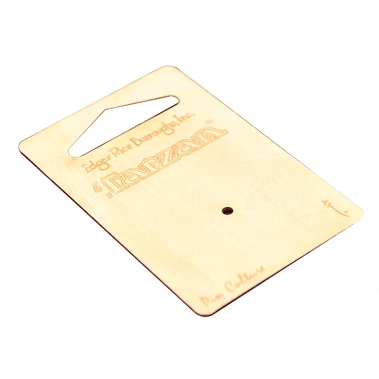 Esta imagem destaca check-in de hóspedes em Cartões RFID de Madeira Gravados para Casamentos para aplicações de Cartões de madeira.