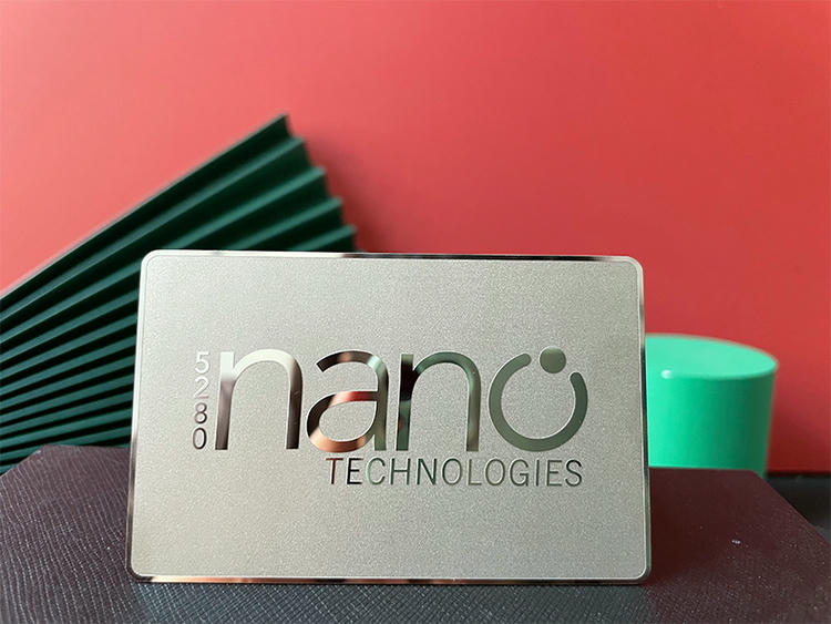Imagem destacando o detalhe do chip em cartões-presente em PVC personalizados para programas de recompensa em aplicações de Cartões de Plástico.