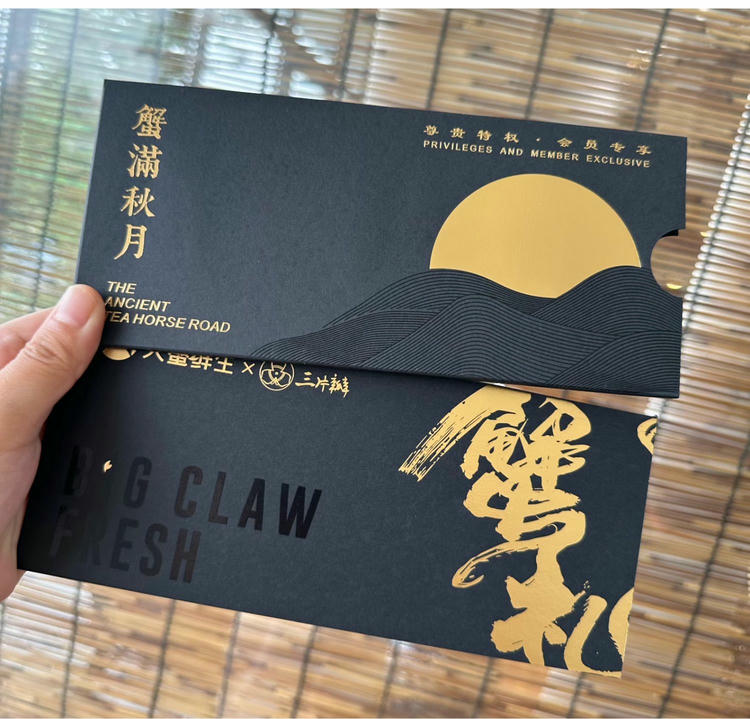 Imagem destacando a vista frontal de cartões-presente em PVC personalizados para programas de recompensa em aplicações de Cartões de Plástico.