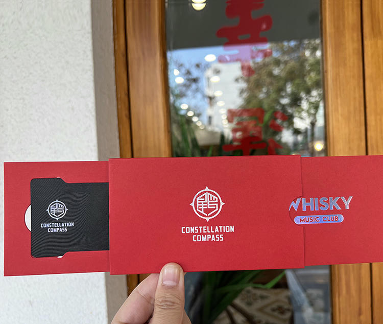 Imagem destacando a embalagem de varejo de cartões-presente em PVC personalizados para programas de recompensa em aplicações de Cartões de Plástico.
