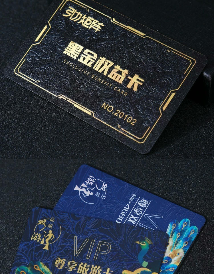 Foto de cartões VIP em plástico personalizados para programas premium de associação mostrando a referência de tamanho na categoria Cartões plásticos.