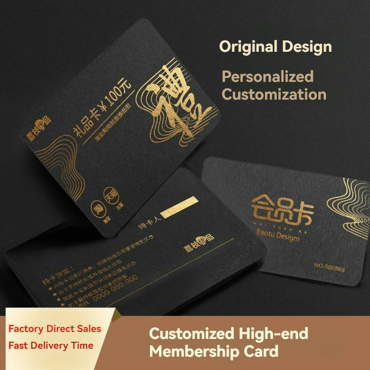 Imagem nítida de Cartões em PVC Preto Fosco com Textura Granulada destacando detalhes do chip para aplicações de Cartões plásticos.