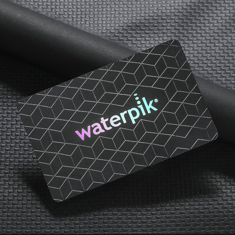 Cartões-Presente Premium Personalizados para Marcas apresentados com design personalizado para compradores que comparam soluções de Cartões de Plástico.