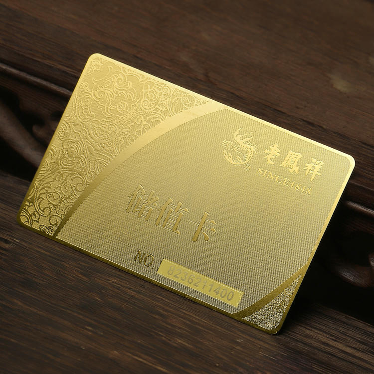 Cartões-Presente Premium Personalizados para Marcas mostrados em perspectiva do acabamento do material para aplicações de Cartões de Plástico.