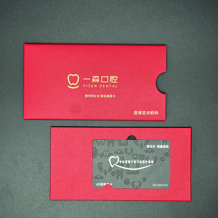 Cartões-Presente Premium Personalizados para Marcas mostrados em comparação de produto para aplicações de Cartões de Plástico.
